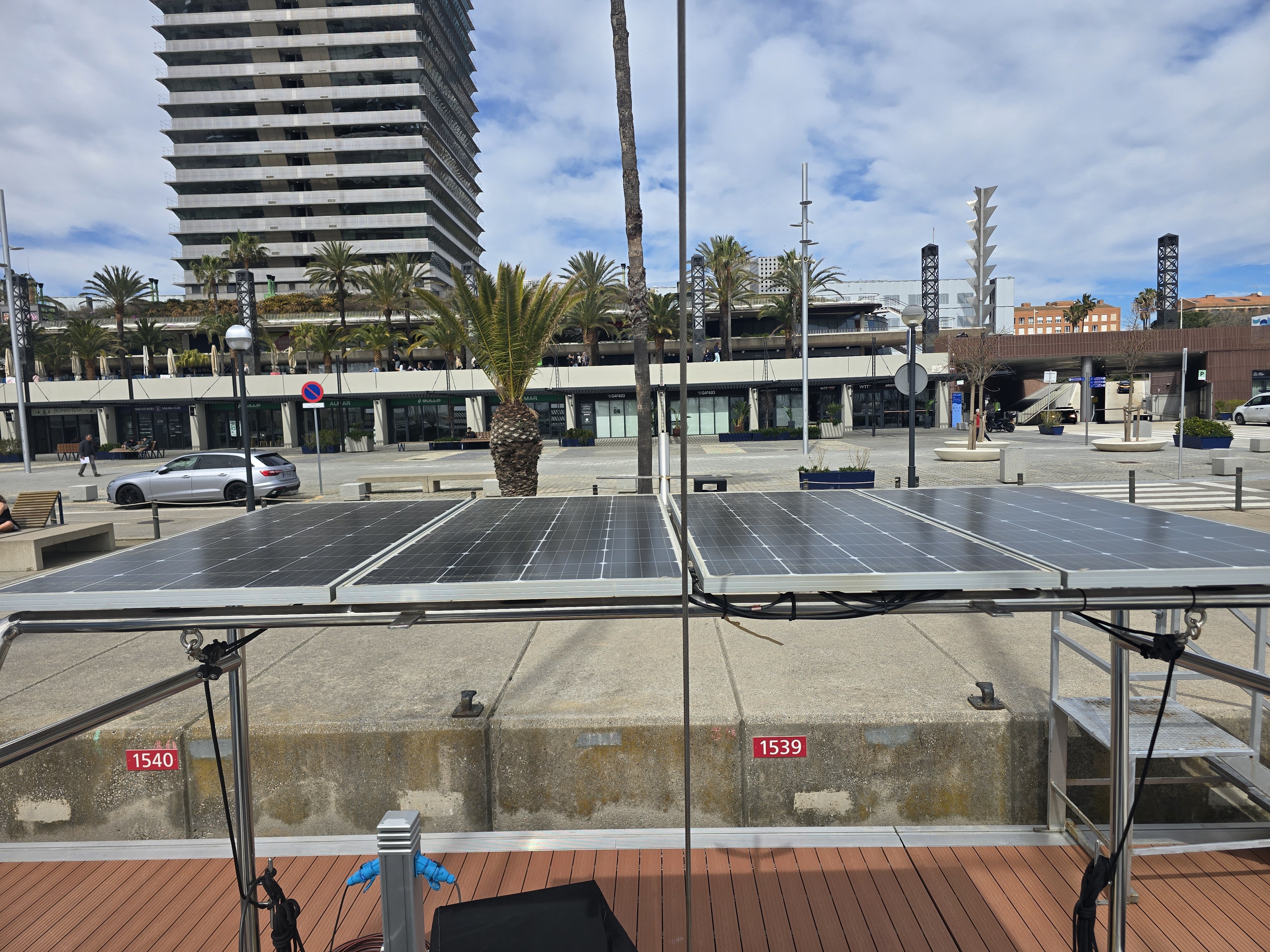 Placas solares instaladas en el velero de Cool Sailing BCN — Puerto Olímpico de Barcelona, amarres 1539 y 1540